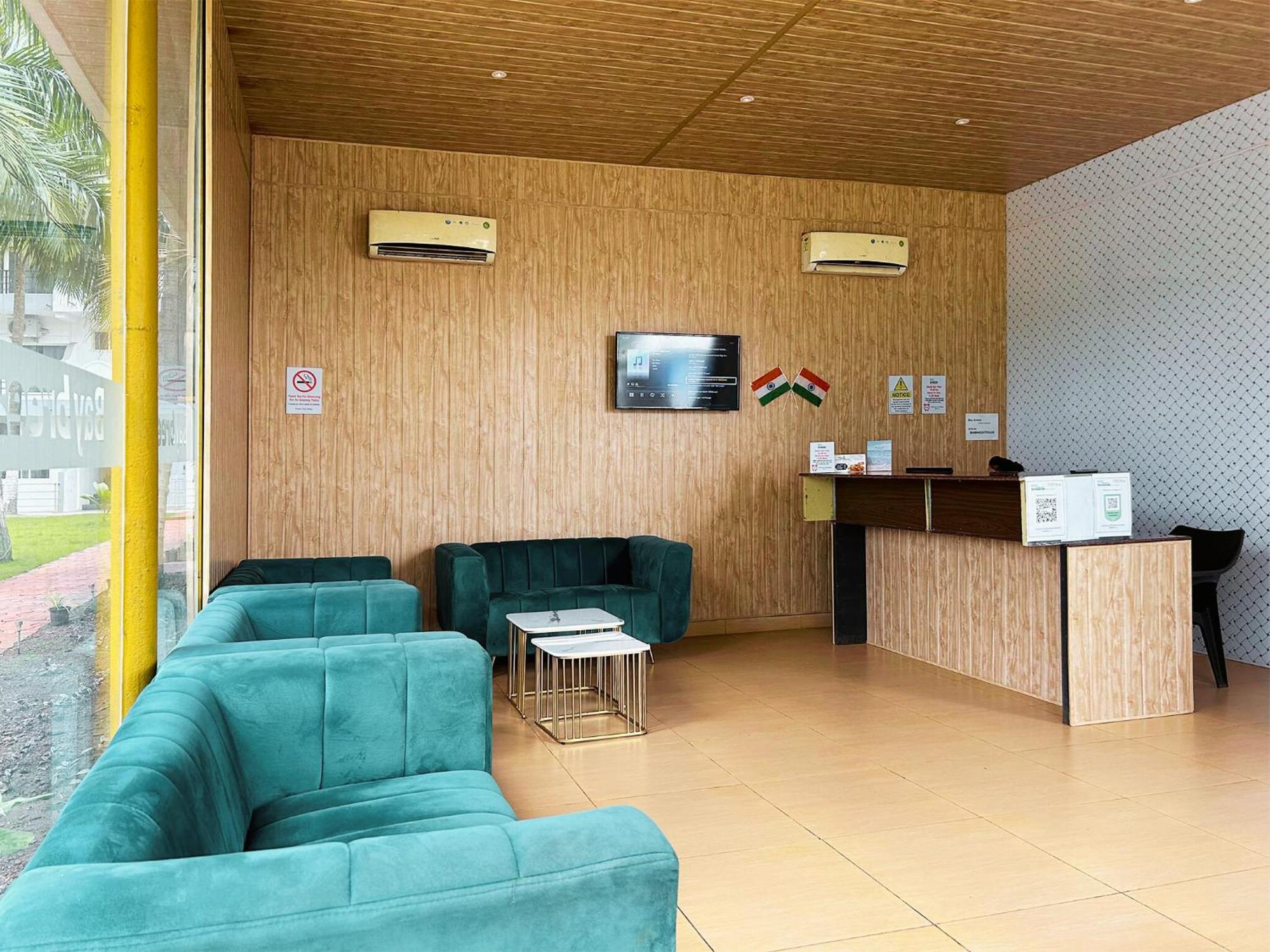 Bay Breeze Resorts & Hotels Morjim Esterno foto