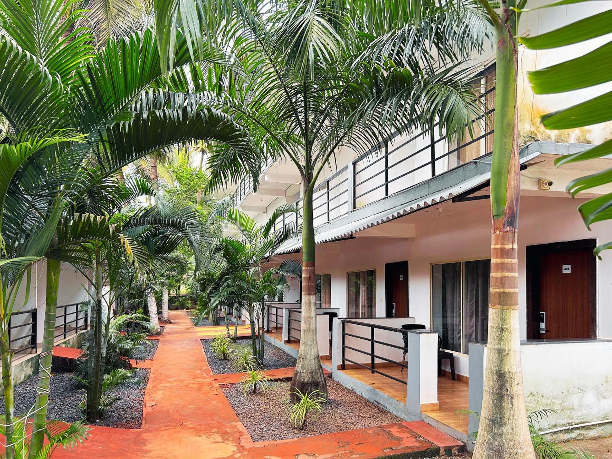 Bay Breeze Resorts & Hotels Morjim Esterno foto