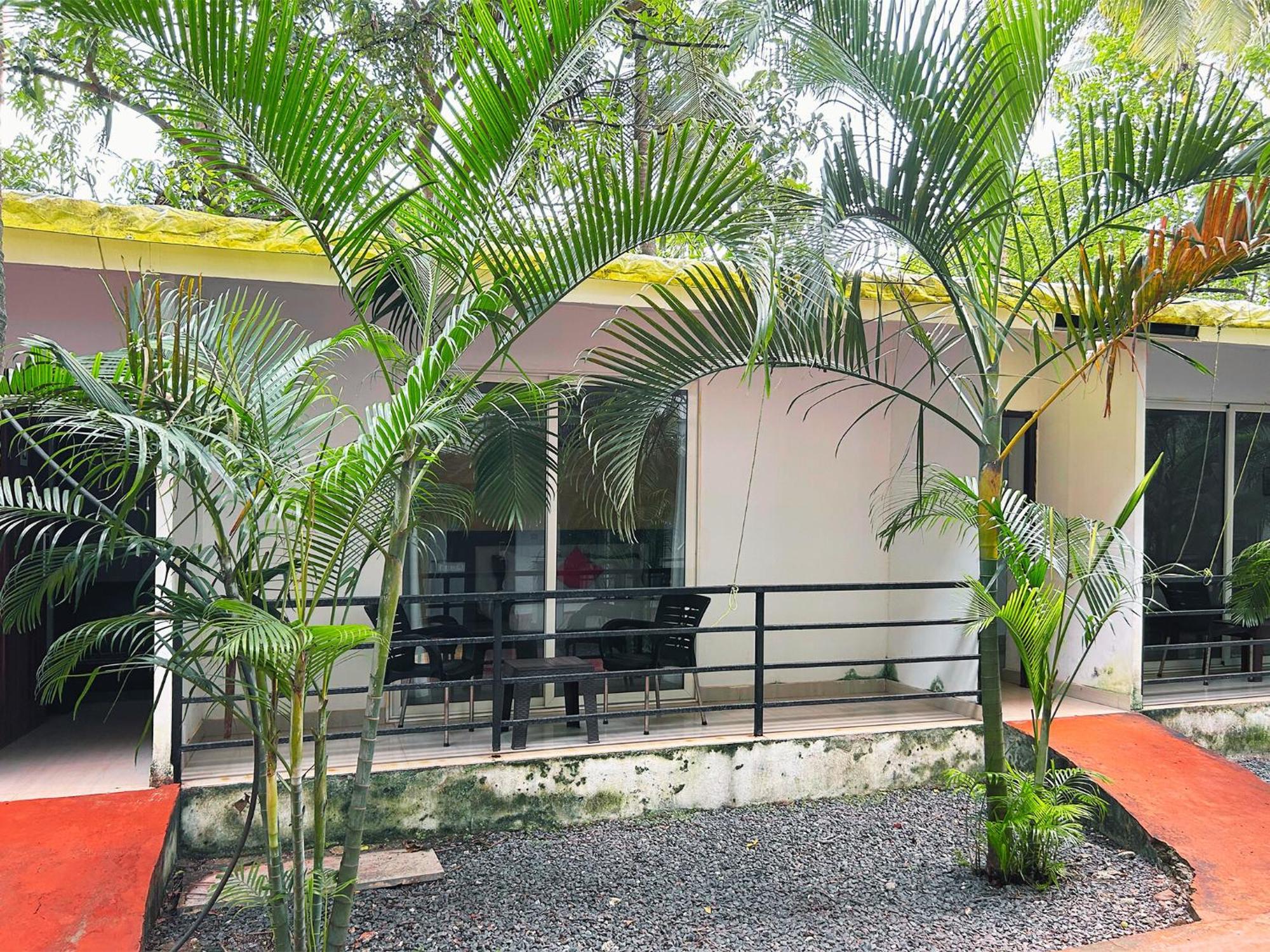 Bay Breeze Resorts & Hotels Morjim Esterno foto