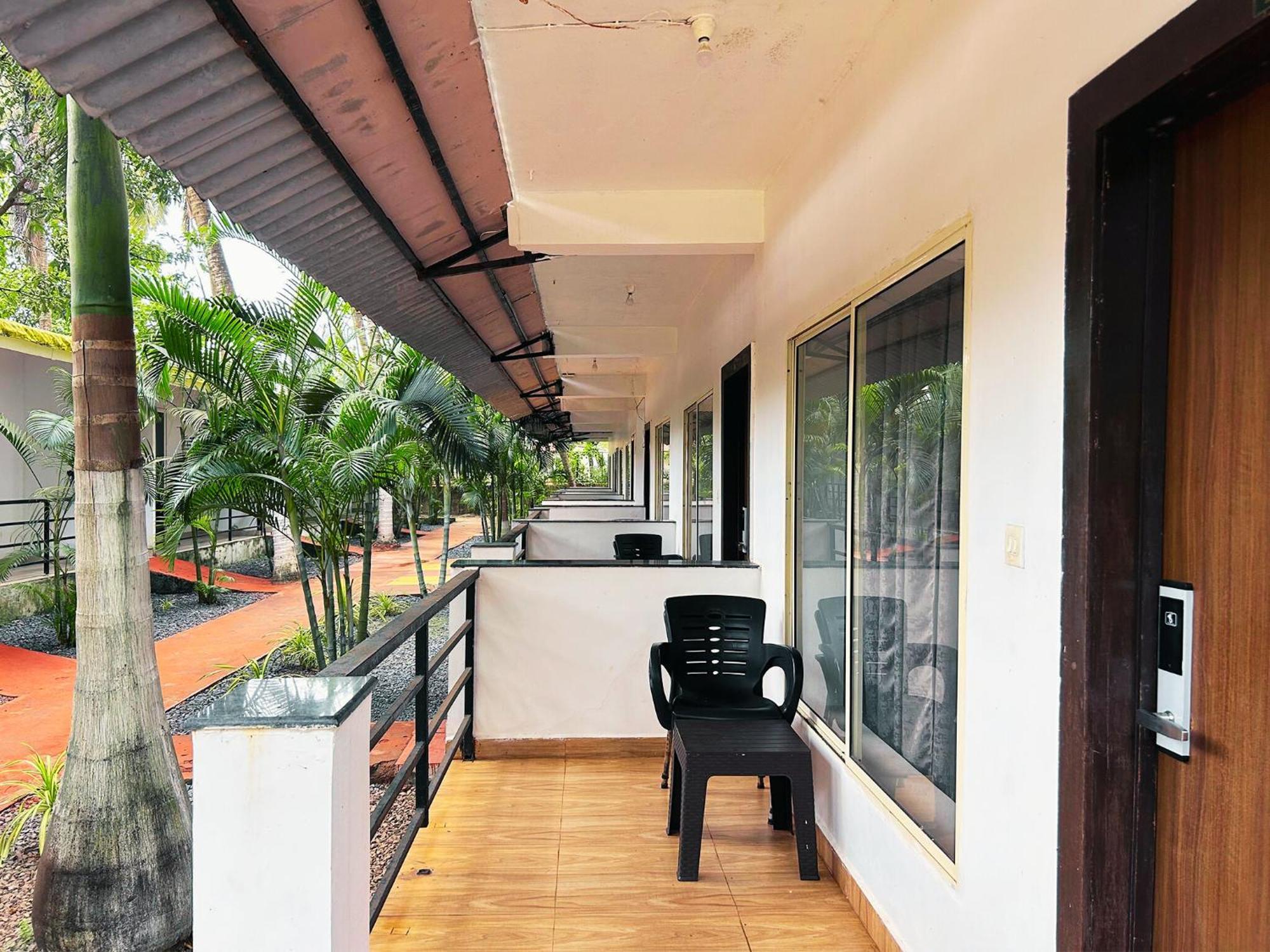 Bay Breeze Resorts & Hotels Morjim Esterno foto