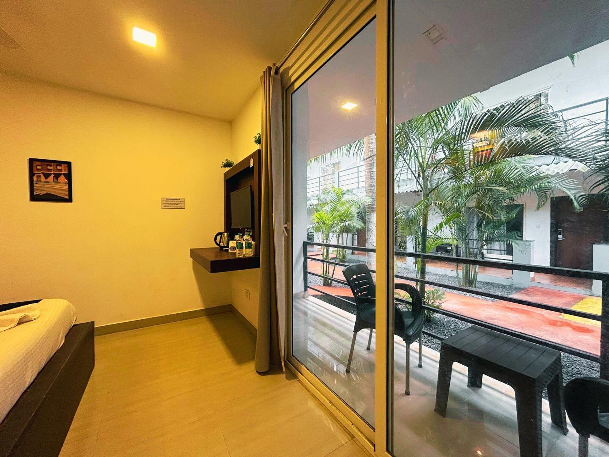 Bay Breeze Resorts & Hotels Morjim Esterno foto