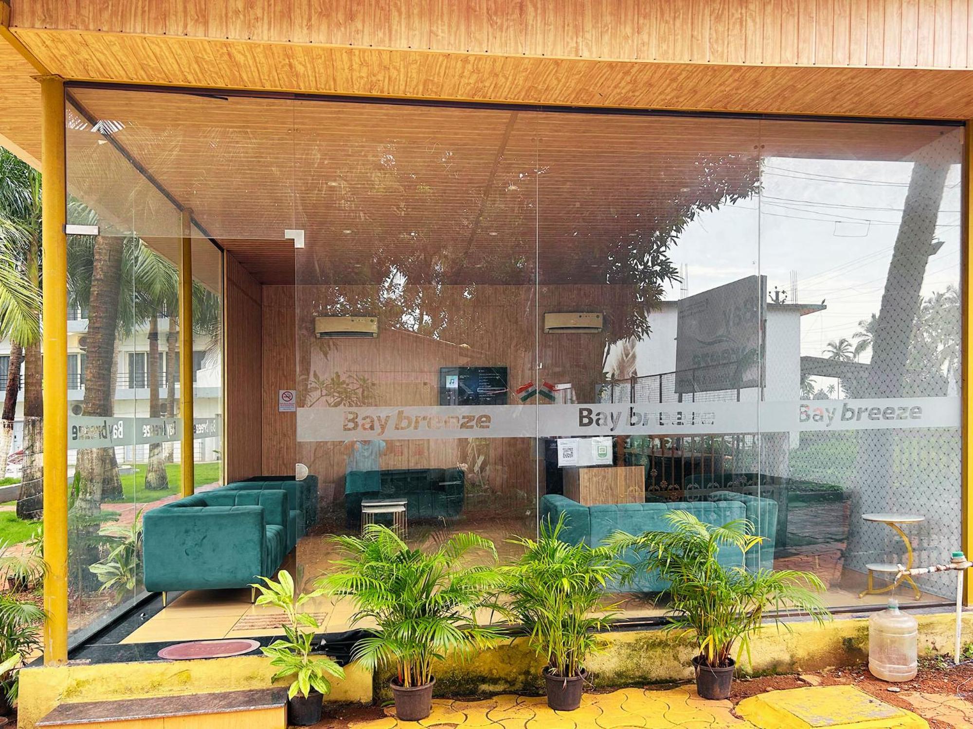 Bay Breeze Resorts & Hotels Morjim Esterno foto