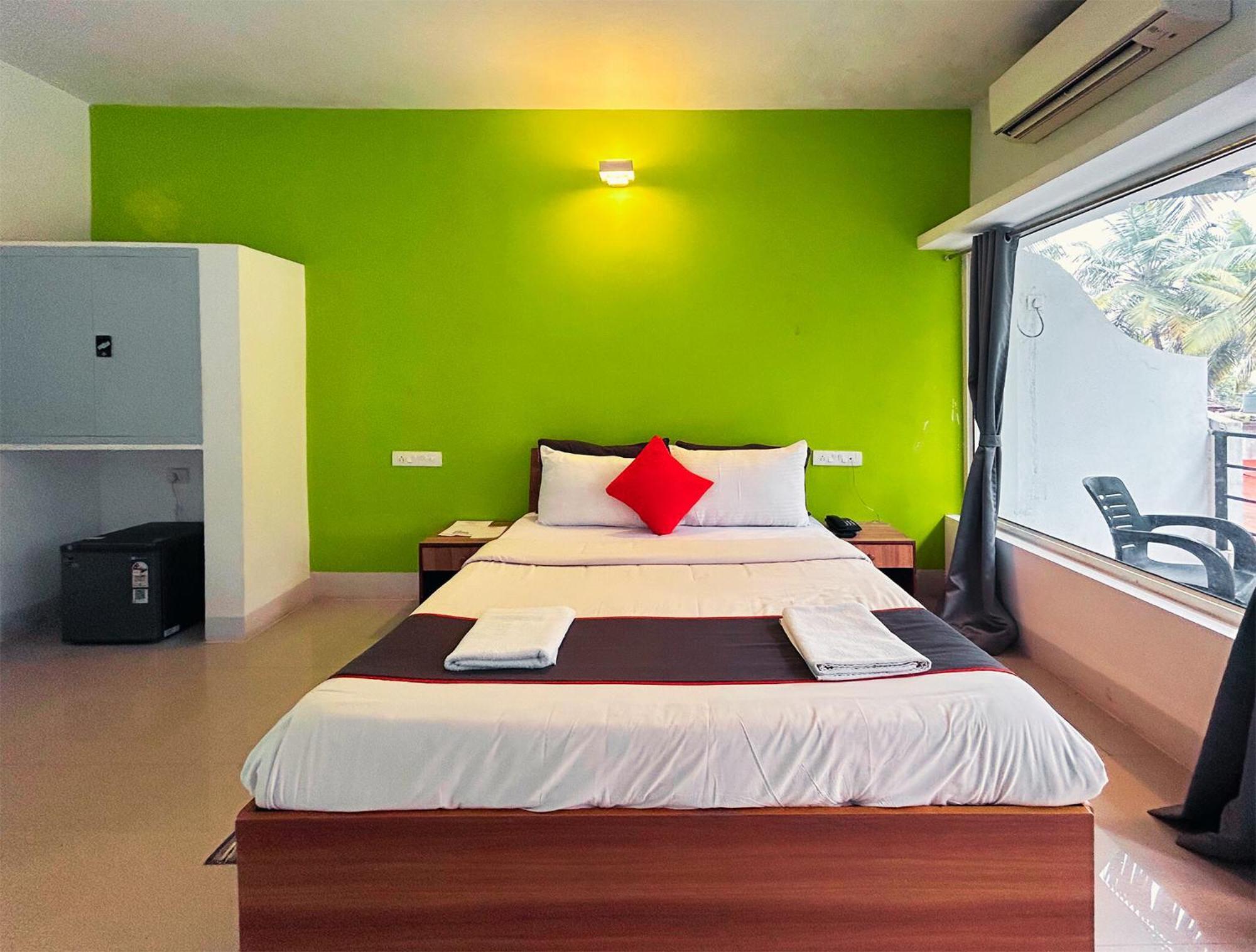 Bay Breeze Resorts & Hotels Morjim Esterno foto