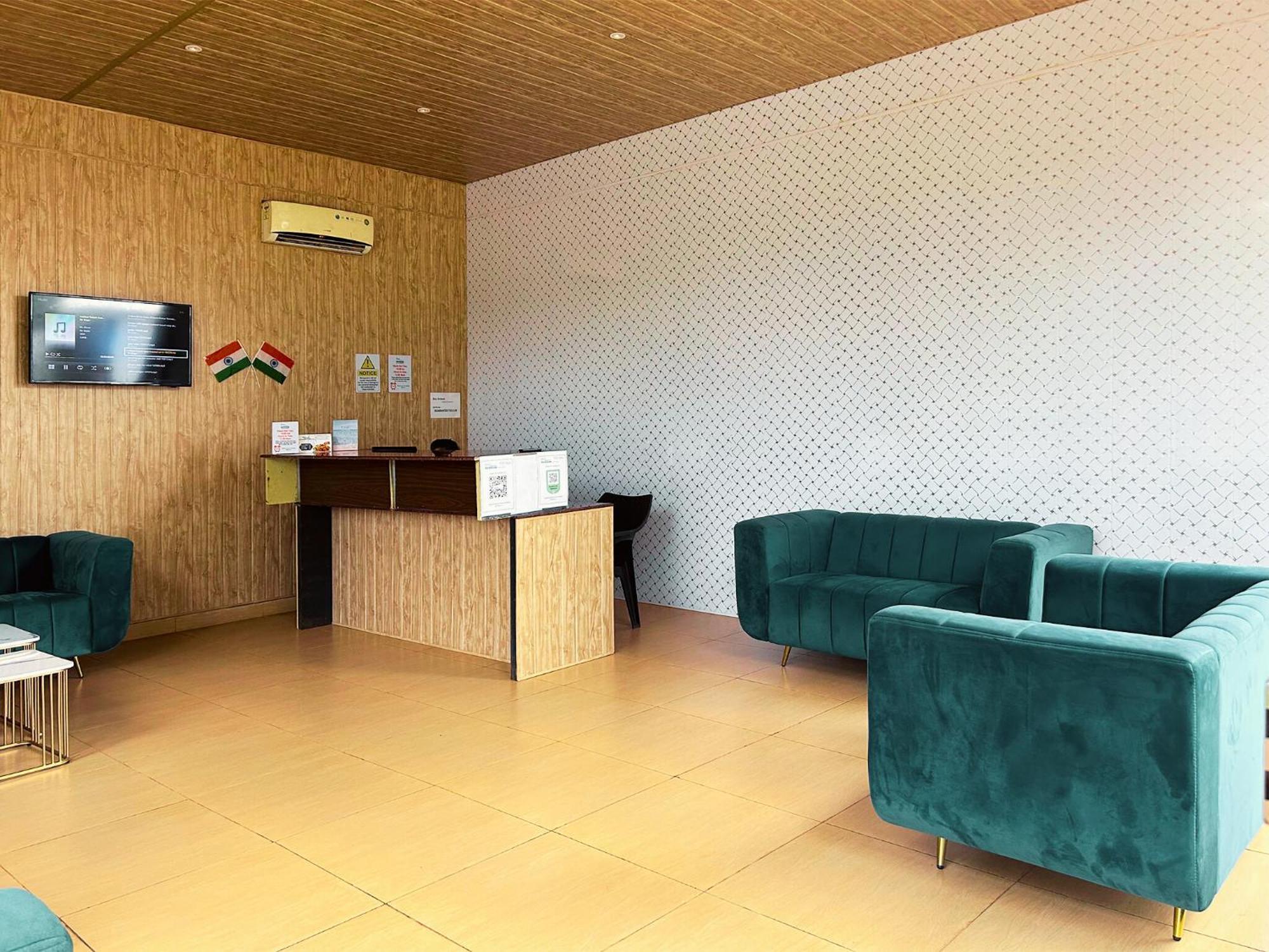 Bay Breeze Resorts & Hotels Morjim Esterno foto